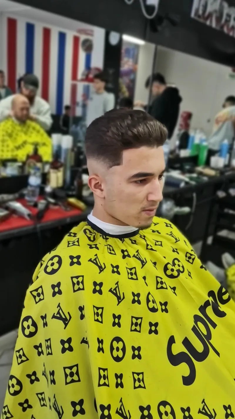 Corte moderno com risca definida