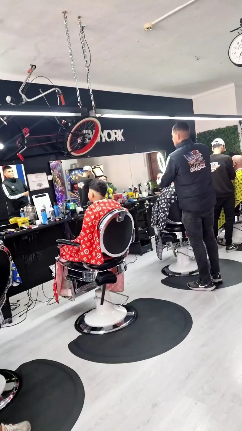 Movimento na barbearia com vários barbeiros